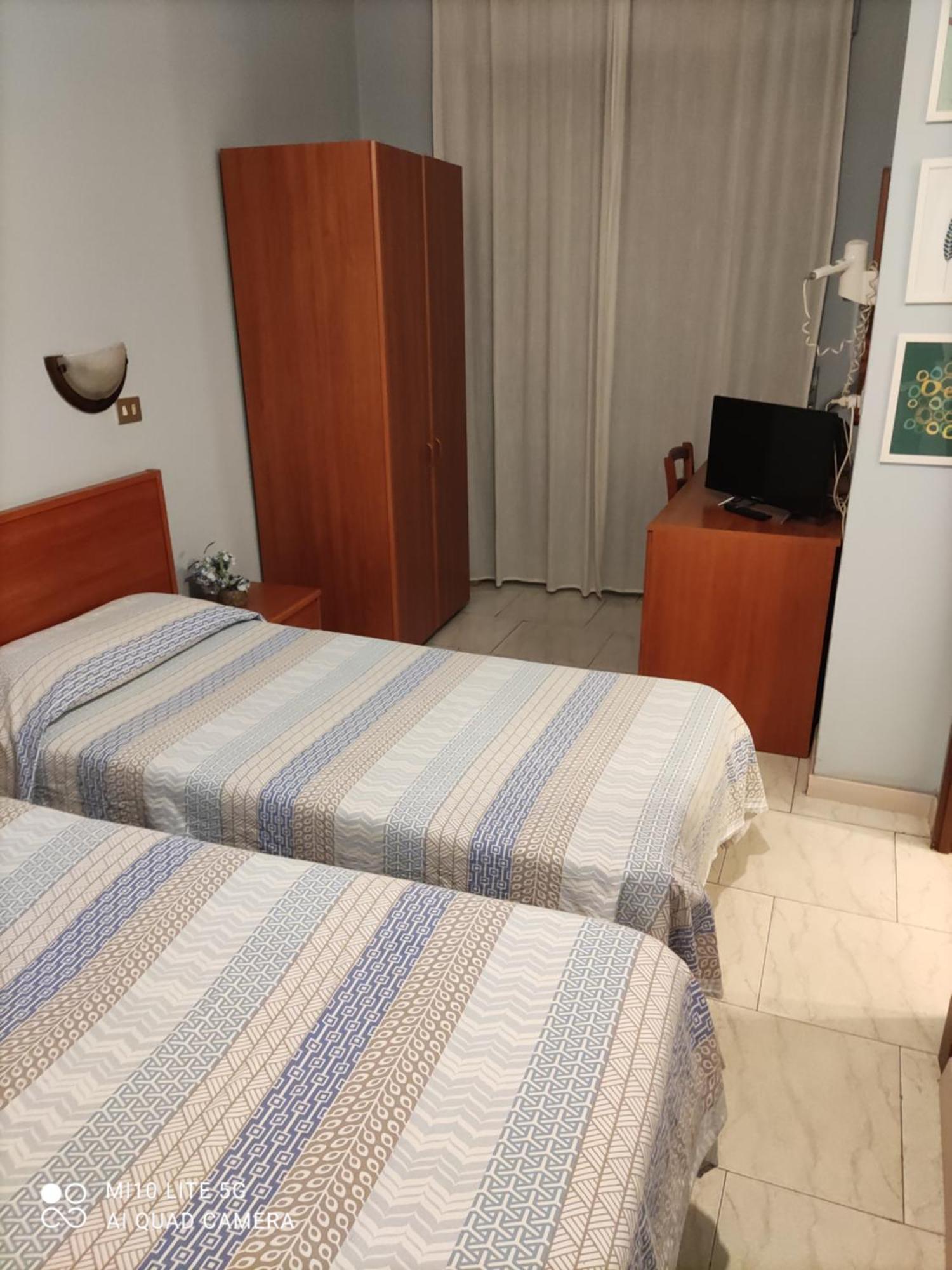 Hostal D'Annunzio House Cesano Boscone Buitenkant foto